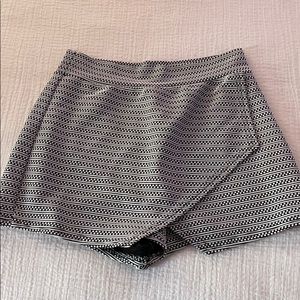 Black & White Boohoo Envelope Skirt